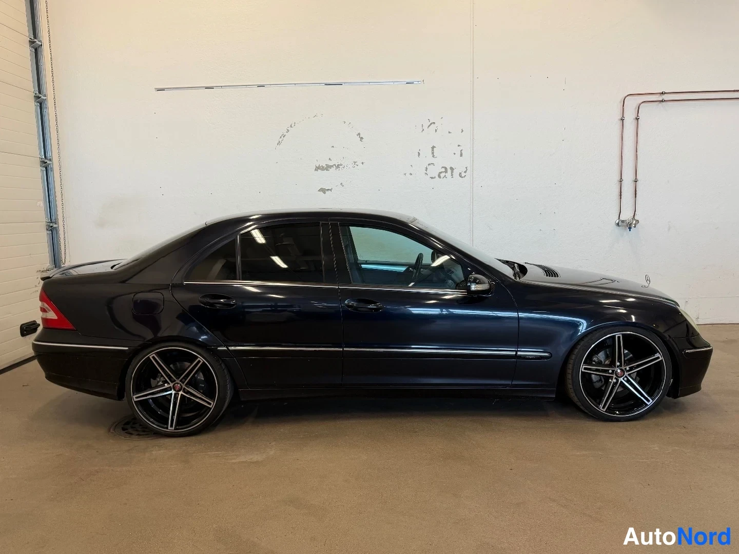 Blue Mercedes-Benz C 200 d 2004, side, photo 3