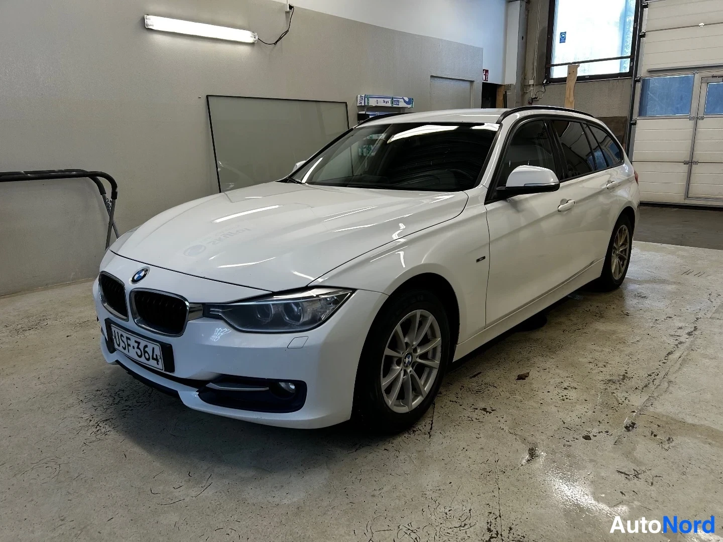 White BMW 316d 2014, front three-quarter, nose to the left, photo 2