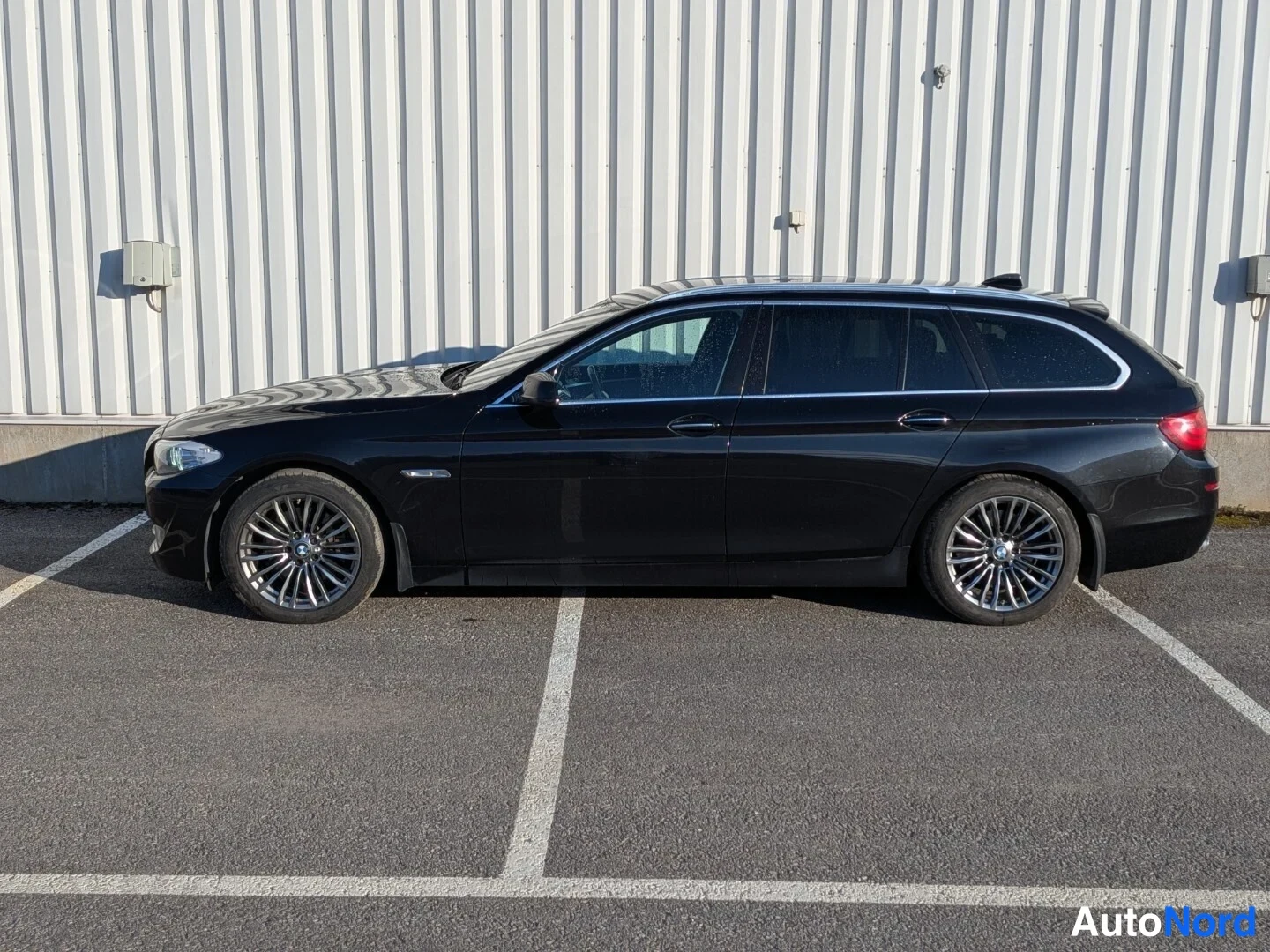 Black BMW 530d xDrive 2012, front three-quarter, nose to the left, photo 2