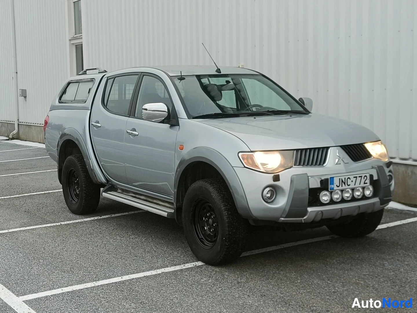 Grey Mitsubishi L200 2006, front three-quarter, nose to the right, photo 2