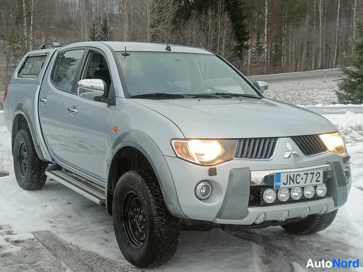 Grey Mitsubishi L200 2006, front three-quarter, nose to the right, photo 3