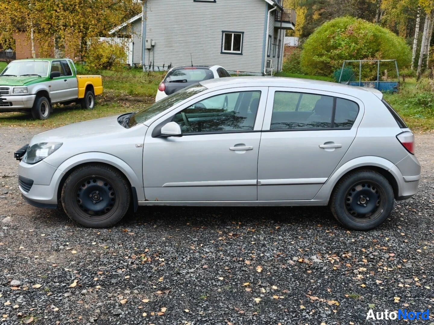 Grey Opel Astra 2006, front three-quarter, nose to the left, photo 2