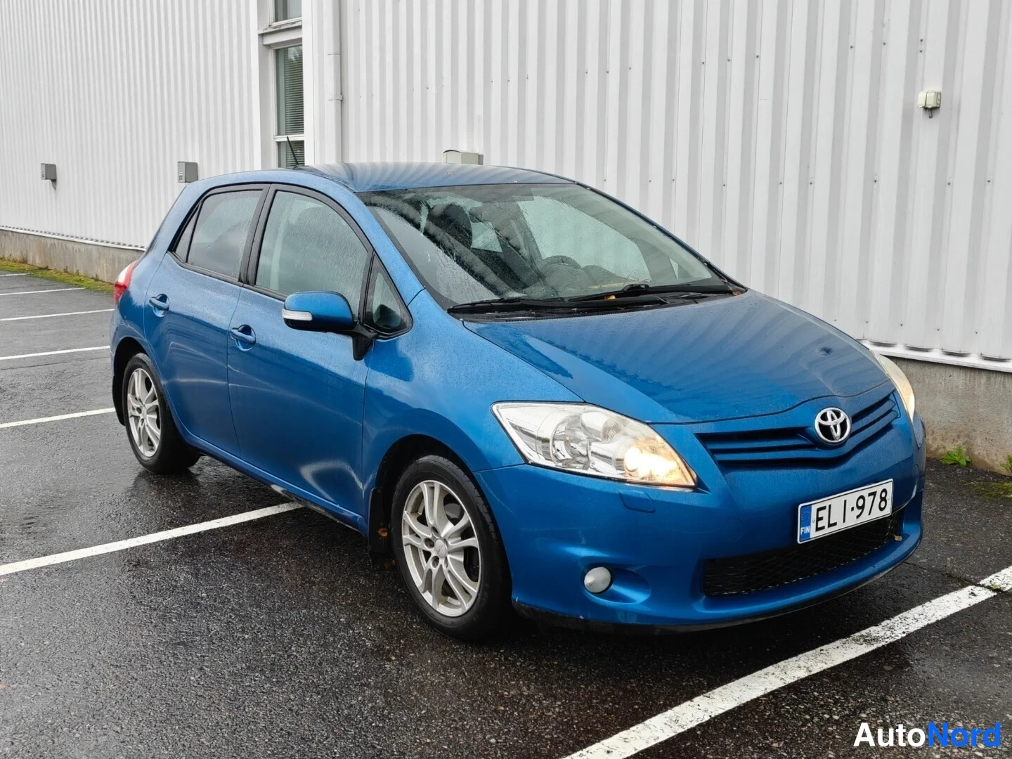 Blue Toyota Auris 2010, front three-quarter, nose to the right, photo 2