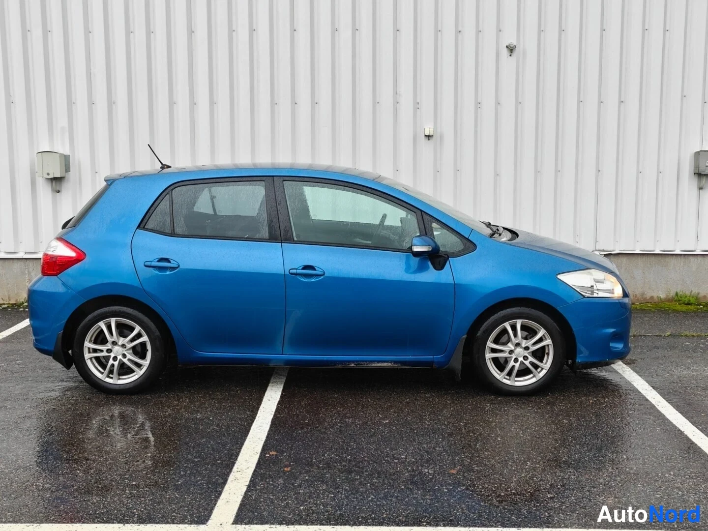 Blue Toyota Auris 2010, side, photo 5