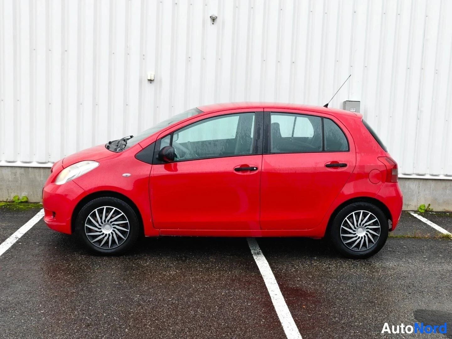 Red Toyota Yaris 2007, side, photo 5