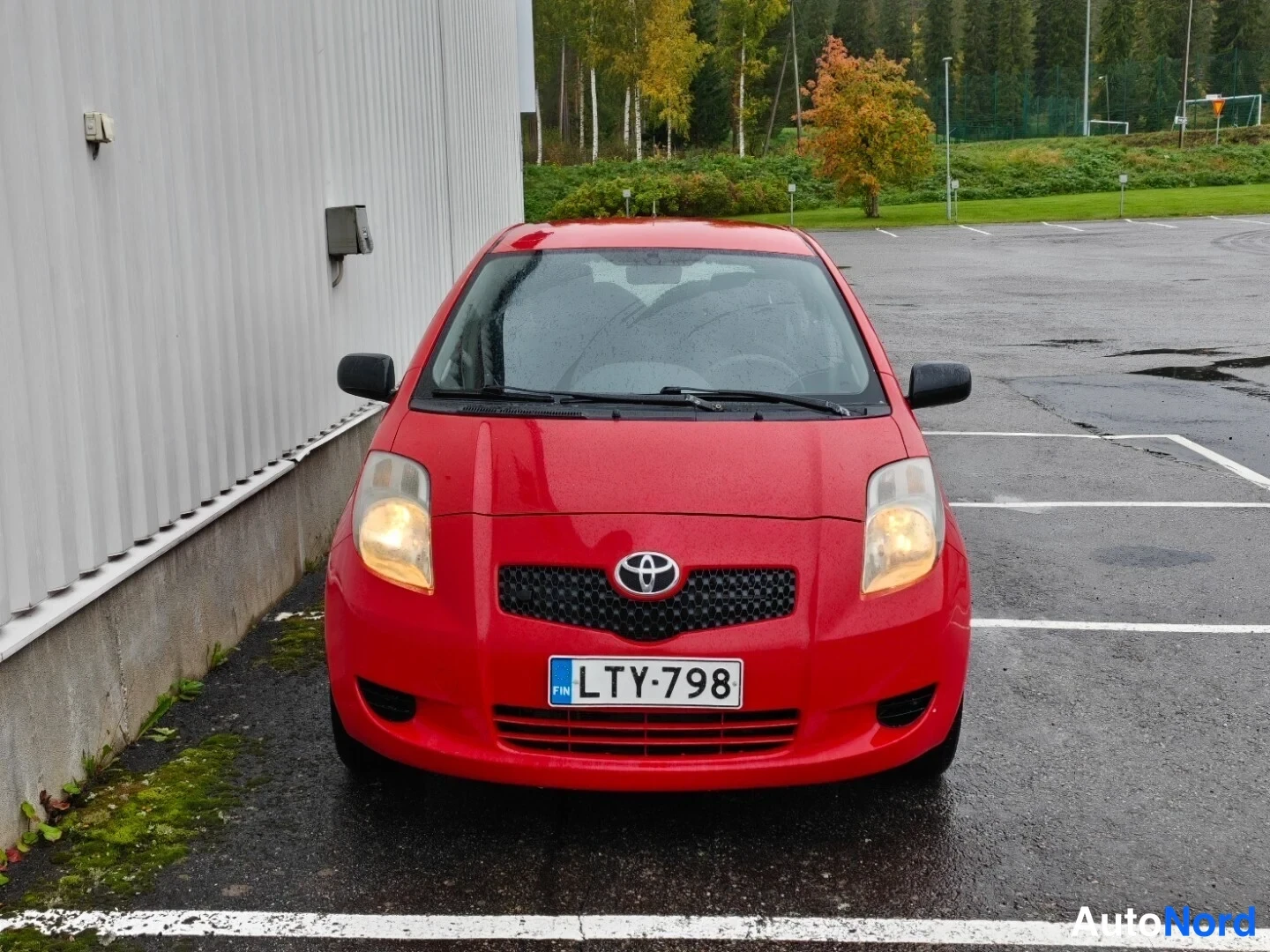 Red Toyota Yaris 2007, front, photo 3