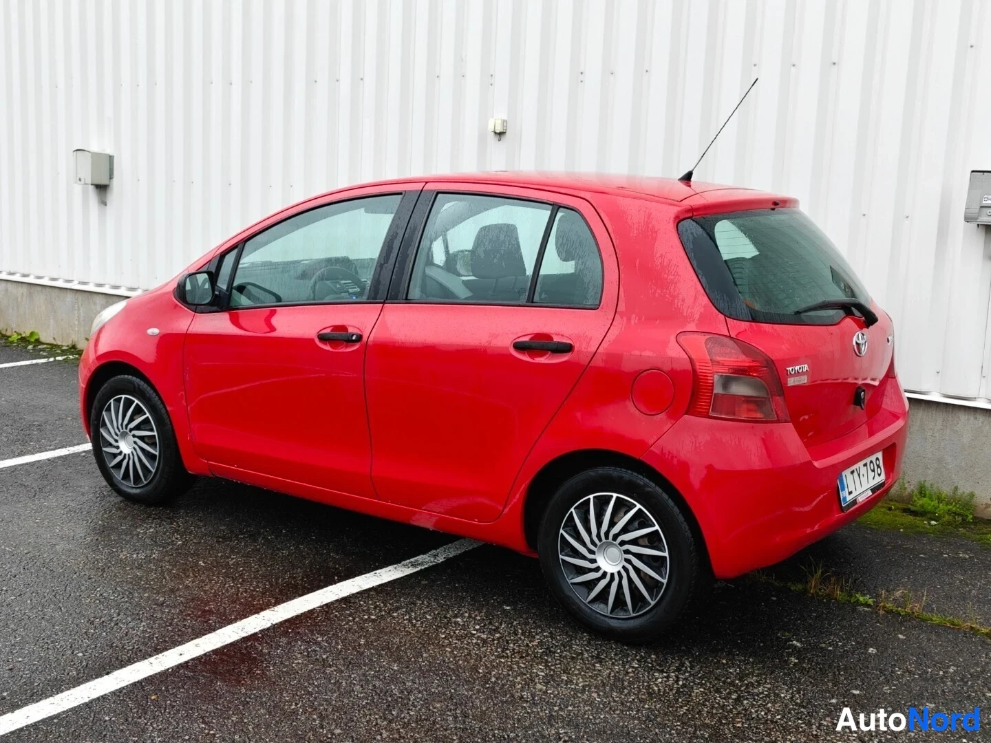 Red Toyota Yaris 2007, rear three-quarter, photo 7