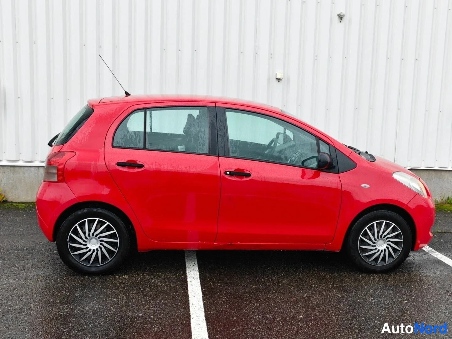 Red Toyota Yaris 2007, side, photo 4