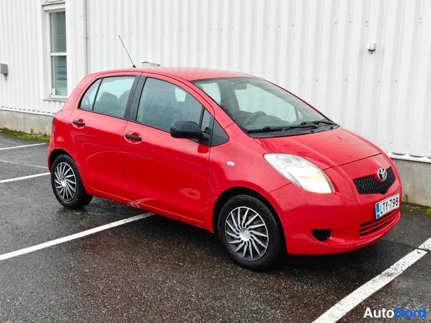 Red Toyota Yaris 2007, front three-quarter, nose to the right, photo 2