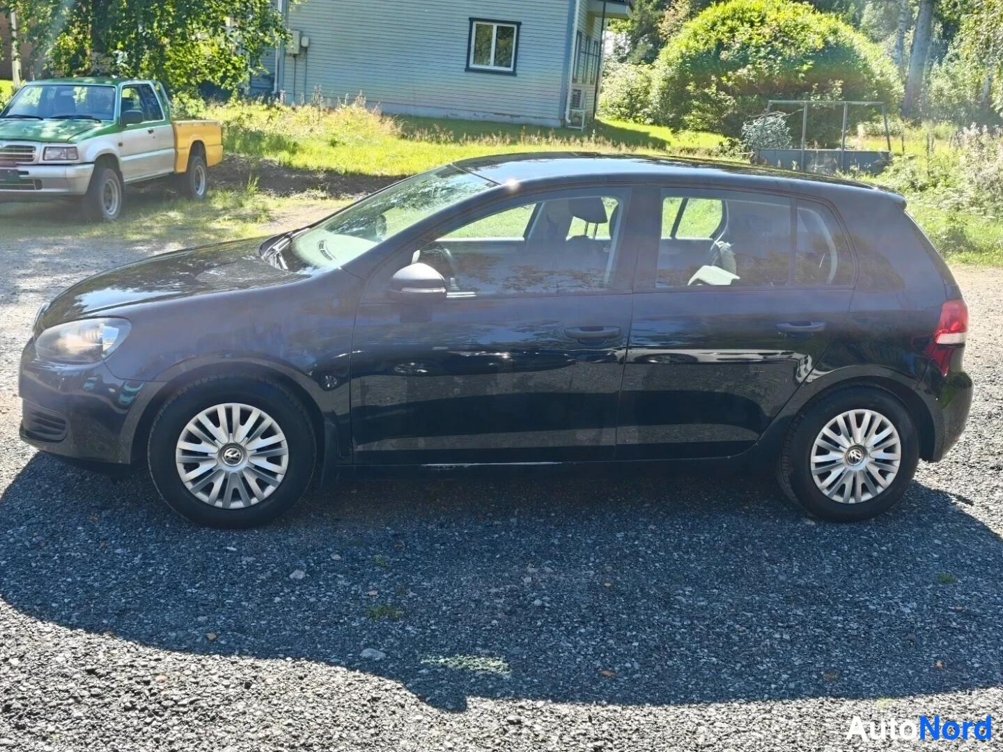 Black Volkswagen Golf Trendline 2011, front three-quarter, nose to the left, photo 2