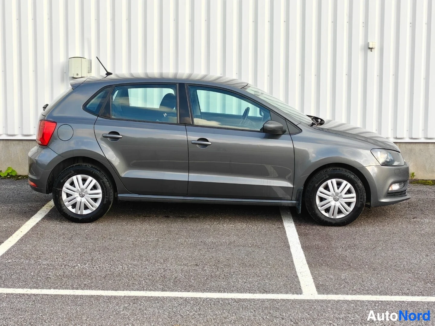 Grey Volkswagen Polo 2016, front three-quarter, nose to the right, photo 2