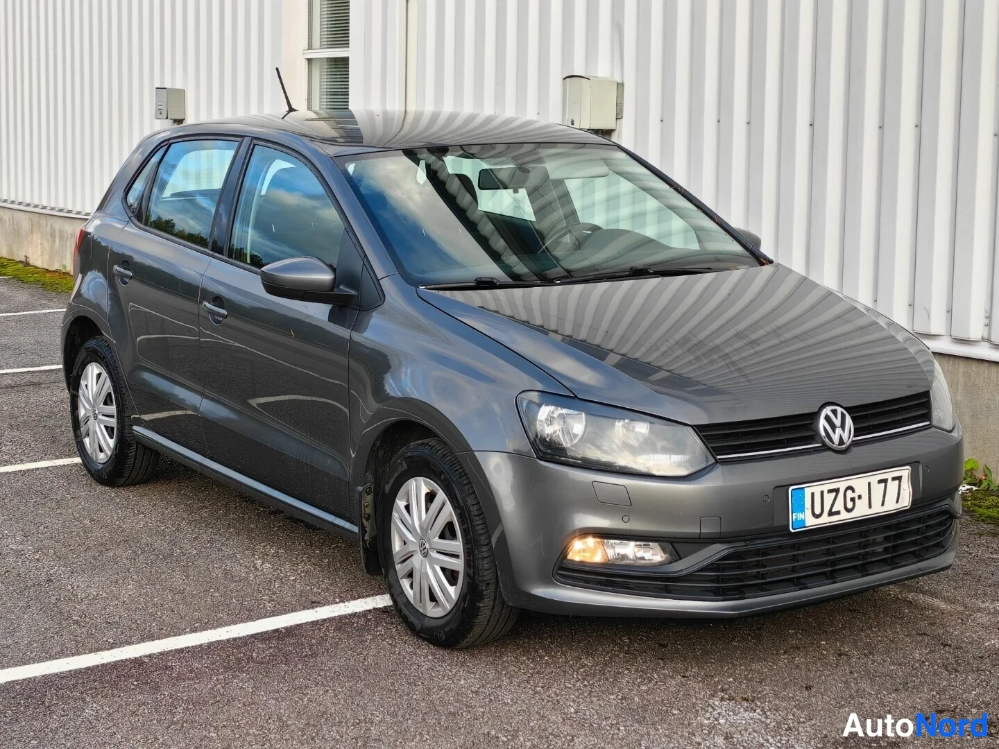 Grey Volkswagen Polo 2016, front three-quarter, nose to the right, photo 3