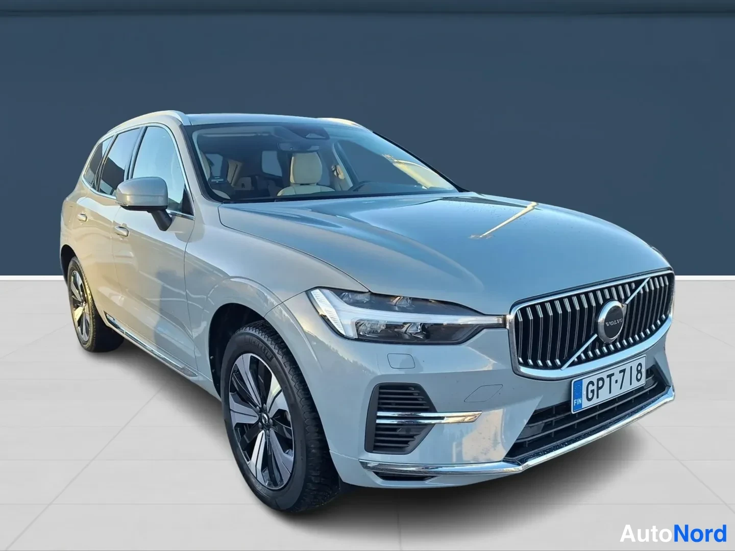 Harmaa Volvo XC60 2024, etuviisto, keula oikealle, kuva 3