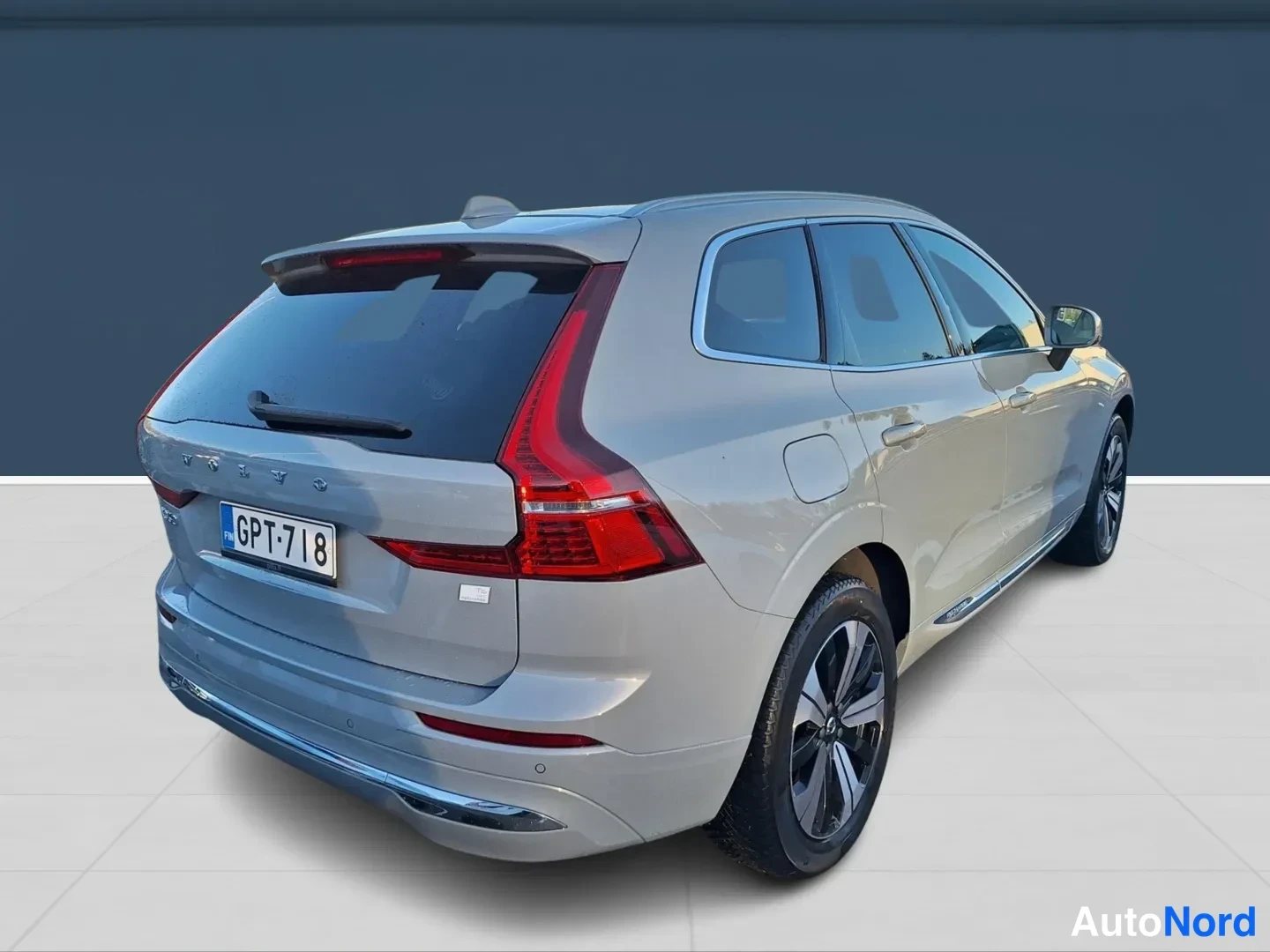 Harmaa Volvo XC60 2024, takaviisto, kuva 5