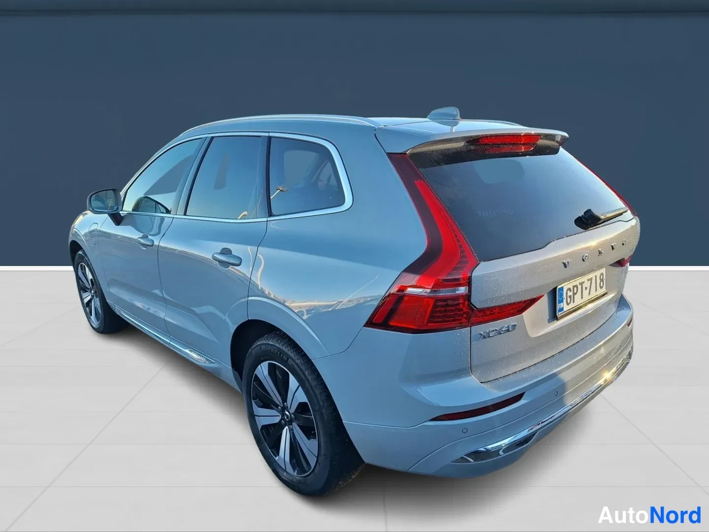 Harmaa Volvo XC60 2024, takaviisto, kuva 8