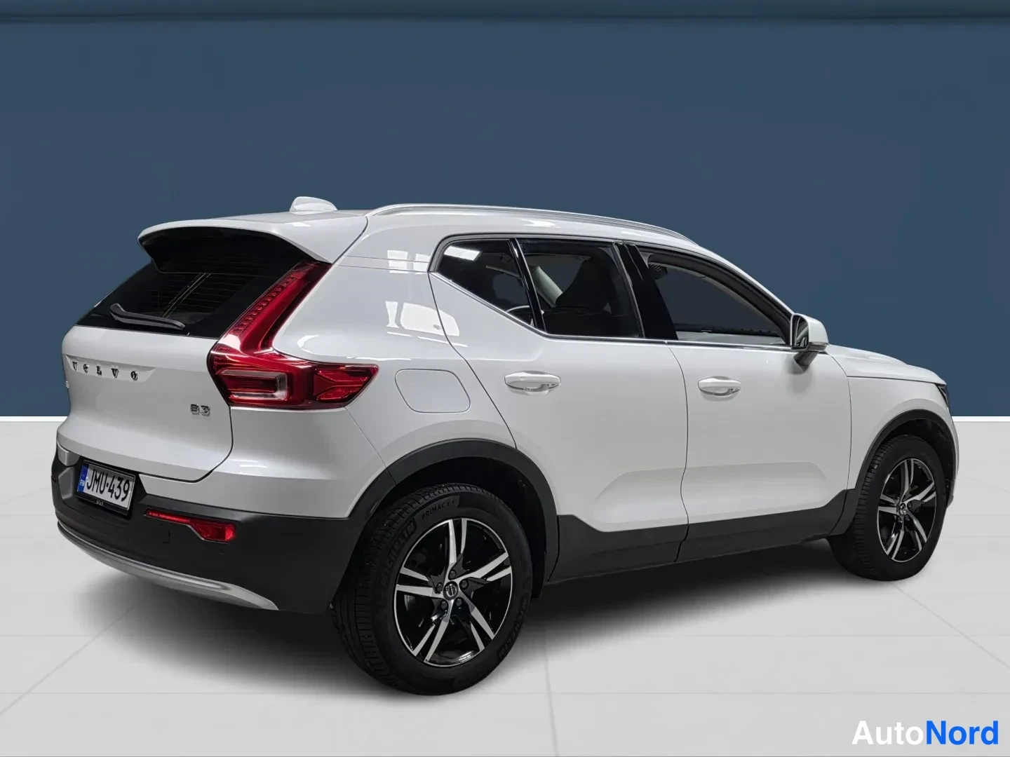 Valkoinen Volvo XC40 2023, takaviisto, kuva 5