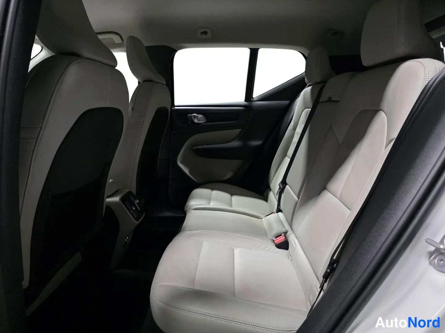 Valkoinen Volvo XC40 2023, takaistuimet, kuva 13