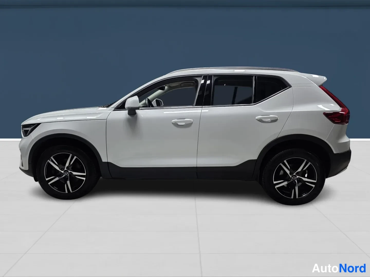 Valkoinen Volvo XC40 2023, sivulta, kuva 4