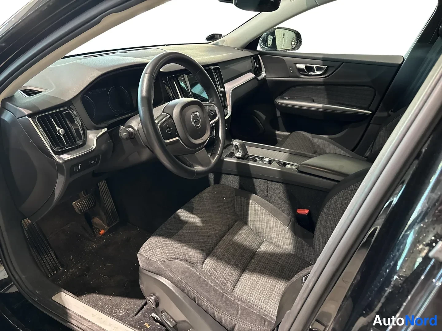 Musta Volvo V60 2022, kuva 2