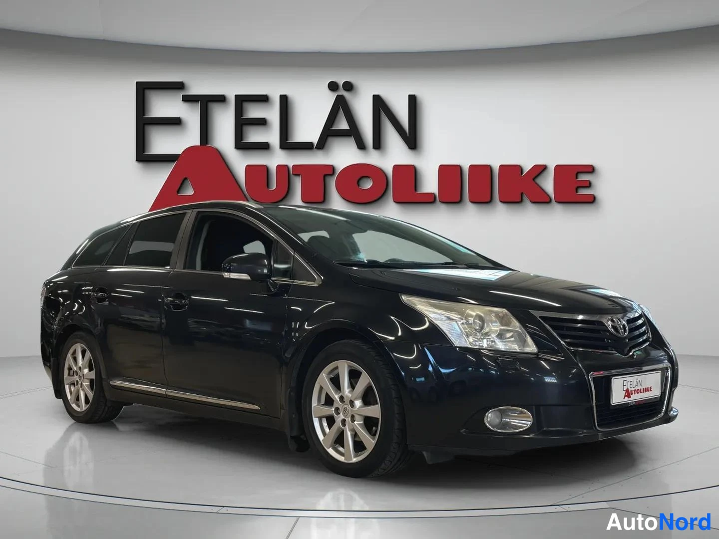 Musta Toyota Avensis 2011, etuviisto, keula oikealle, kuva 2