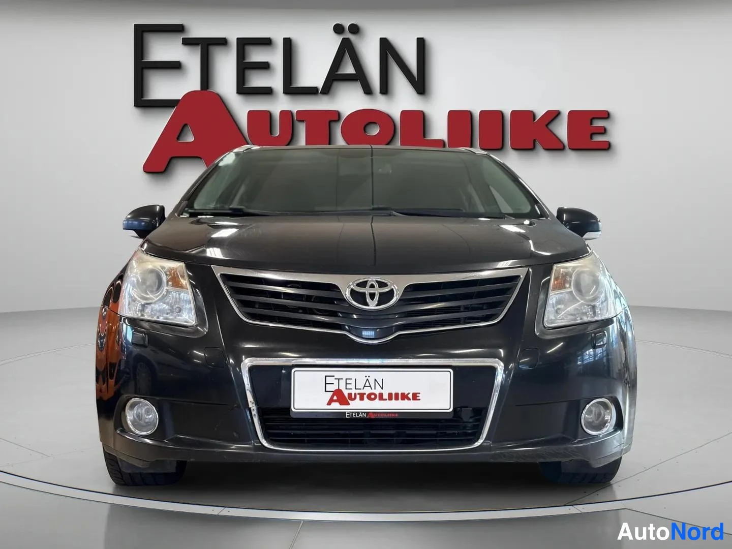 Musta Toyota Avensis 2011, edestä, kuva 3