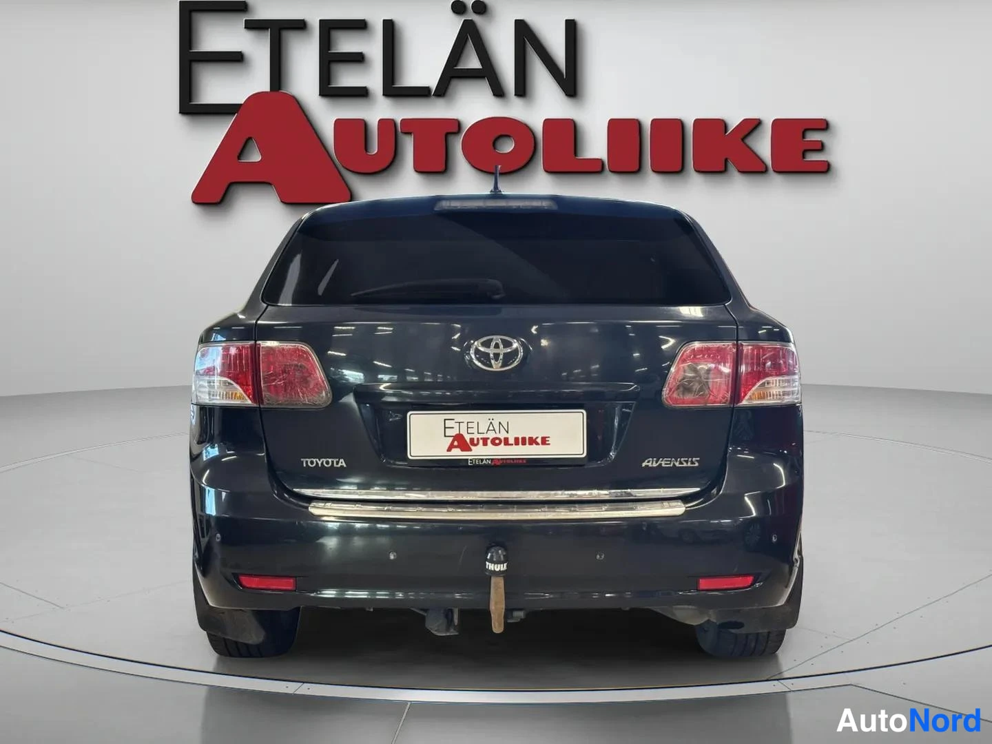 Musta Toyota Avensis 2011, takaa, kuva 7