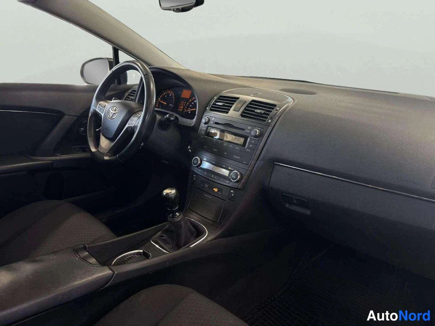 Musta Toyota Avensis 2011, ohjaamo, kuva 9