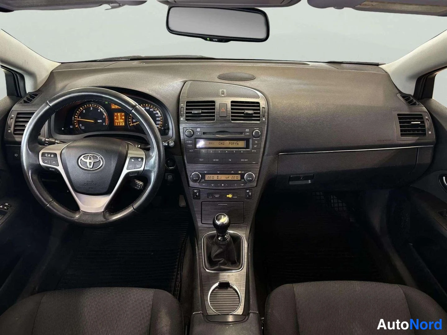 Musta Toyota Avensis 2011, ohjaamo, kuva 10