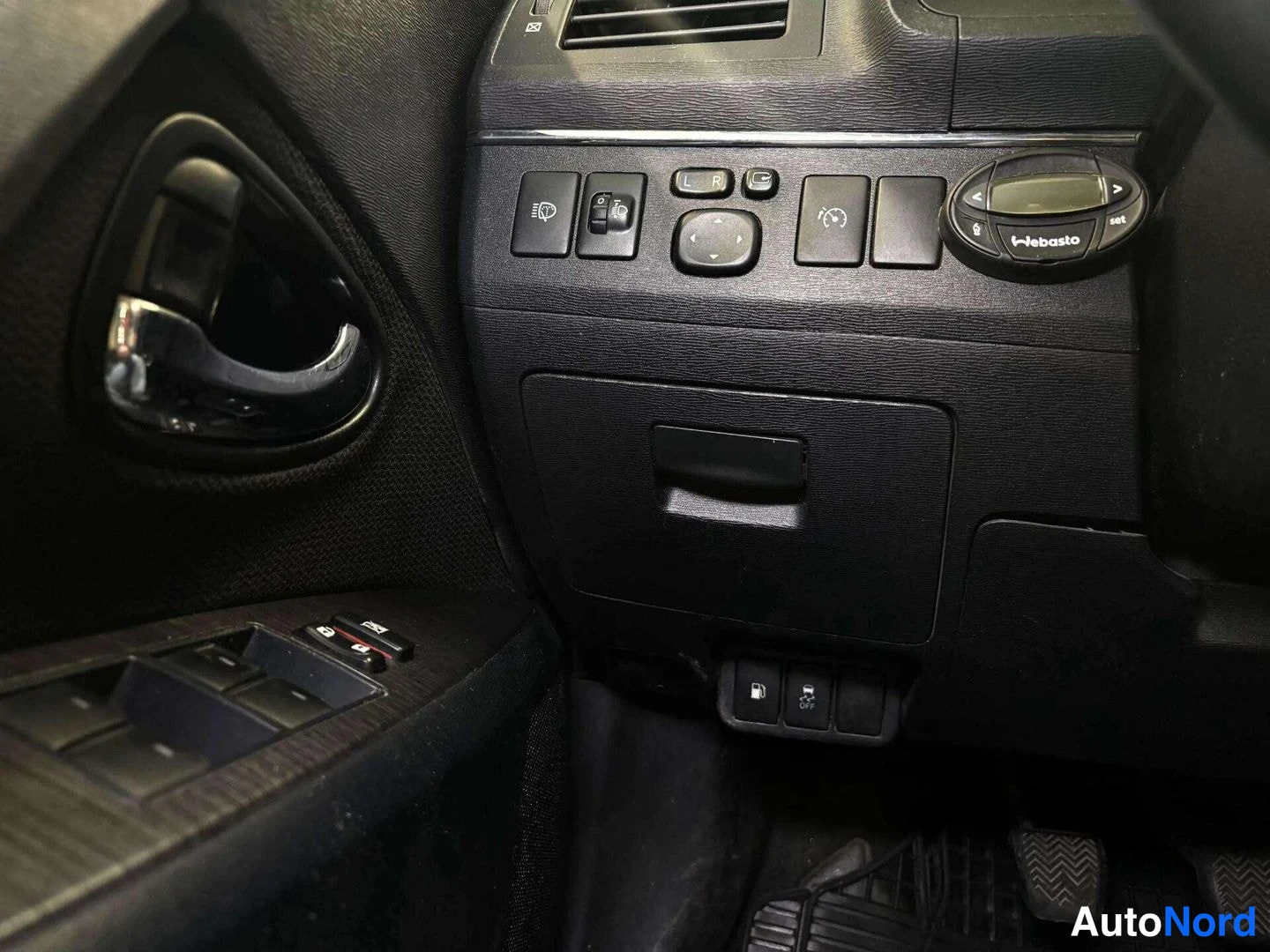 Musta Toyota Avensis 2011, yksityiskohta, kuva 22
