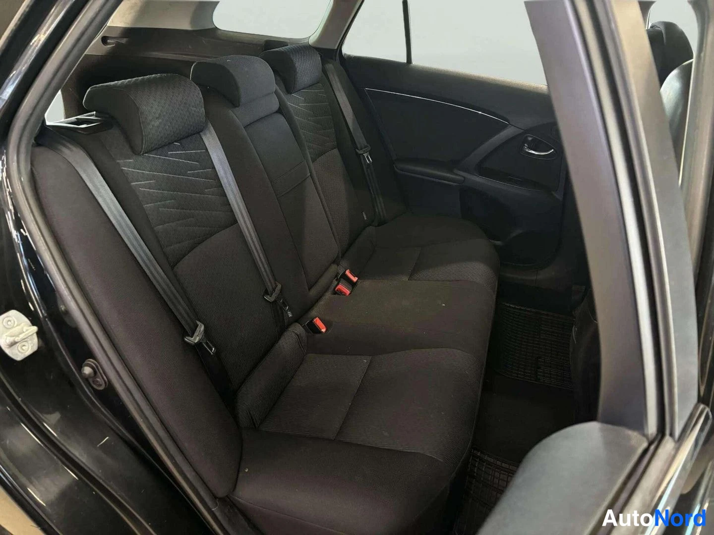 Musta Toyota Avensis 2011, takaistuimet, kuva 15