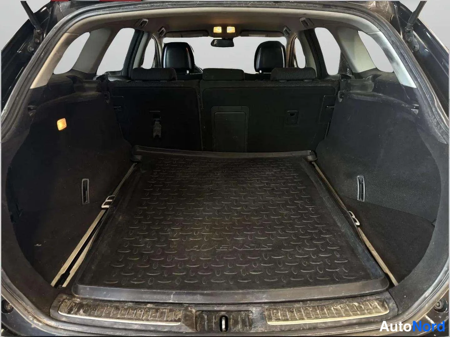 Musta Toyota Avensis 2011, tavaratila, kuva 17