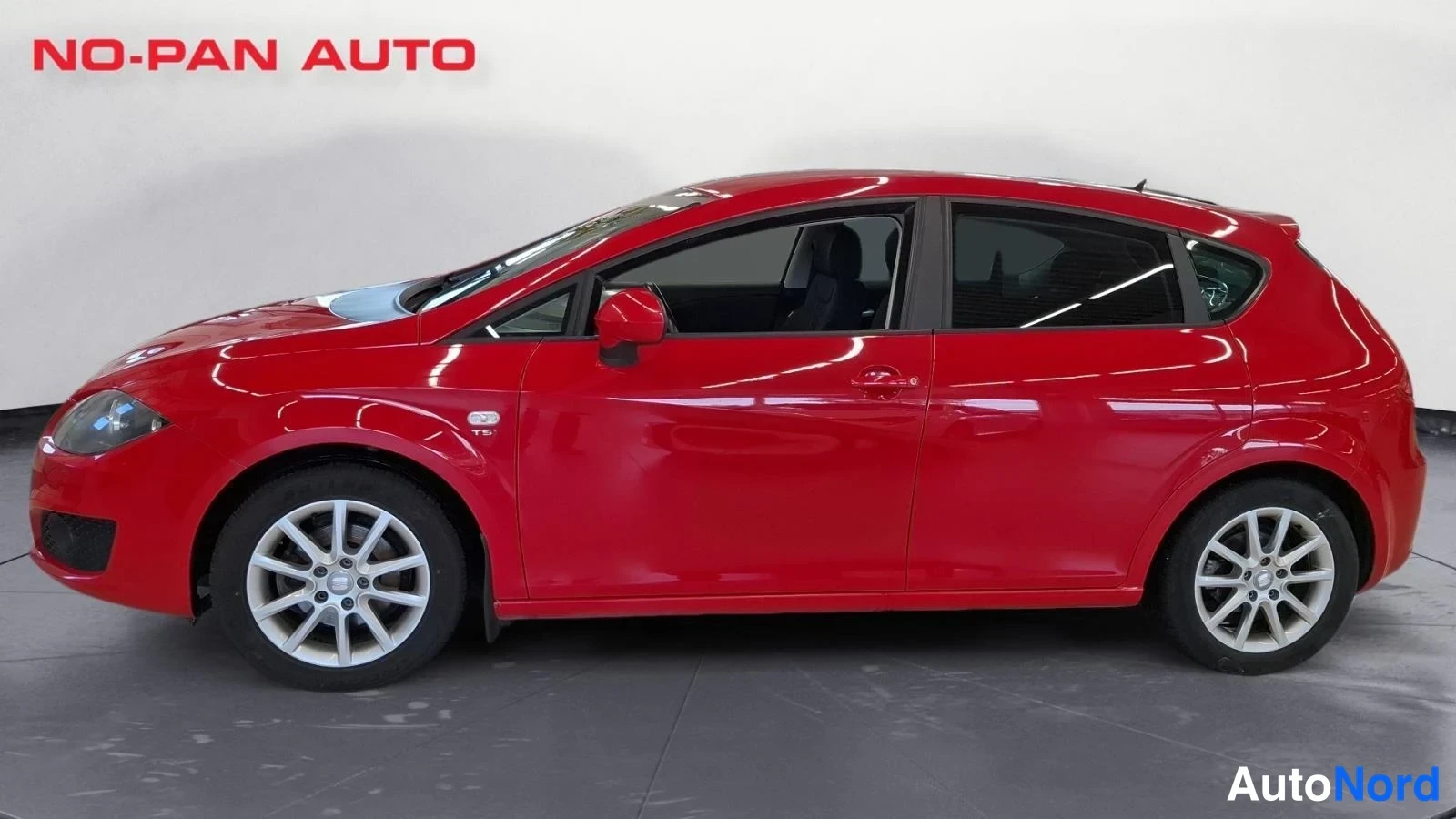 Punainen Seat Leon 2012, sivulta, kuva 3