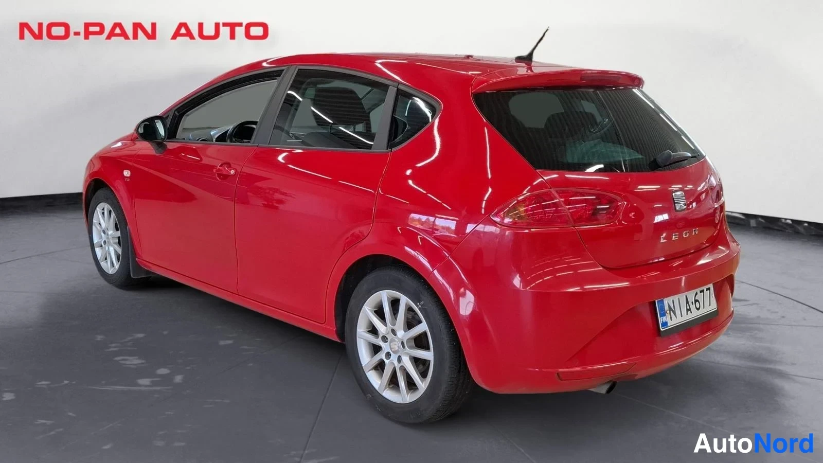 Punainen Seat Leon 2012, takaviisto, kuva 4