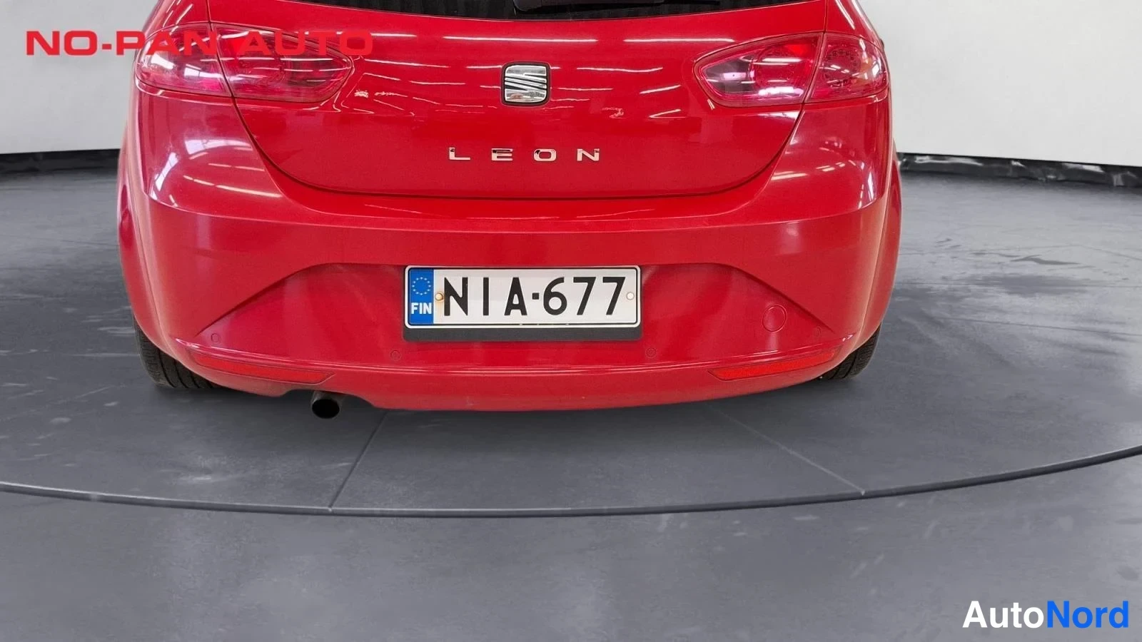 Punainen Seat Leon 2012, takaa, kuva 7