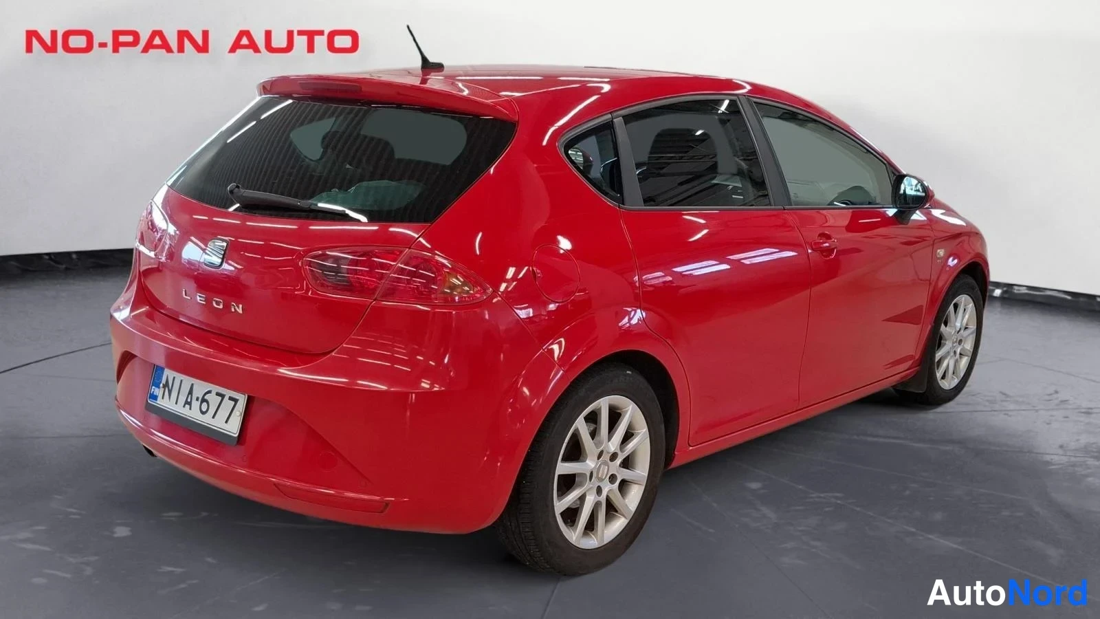 Punainen Seat Leon 2012, takaviisto, kuva 5