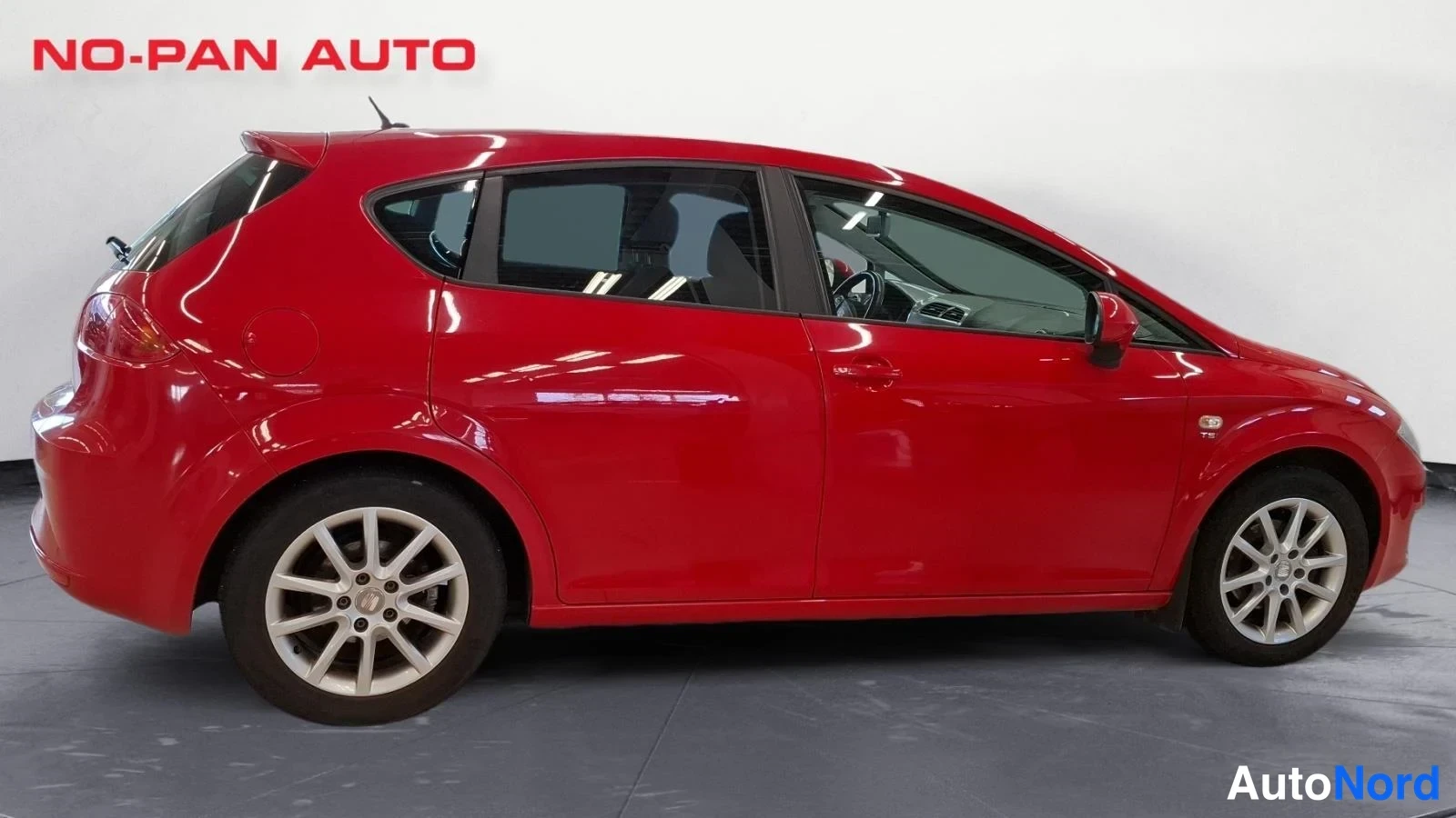 Punainen Seat Leon 2012, takaviisto, kuva 6