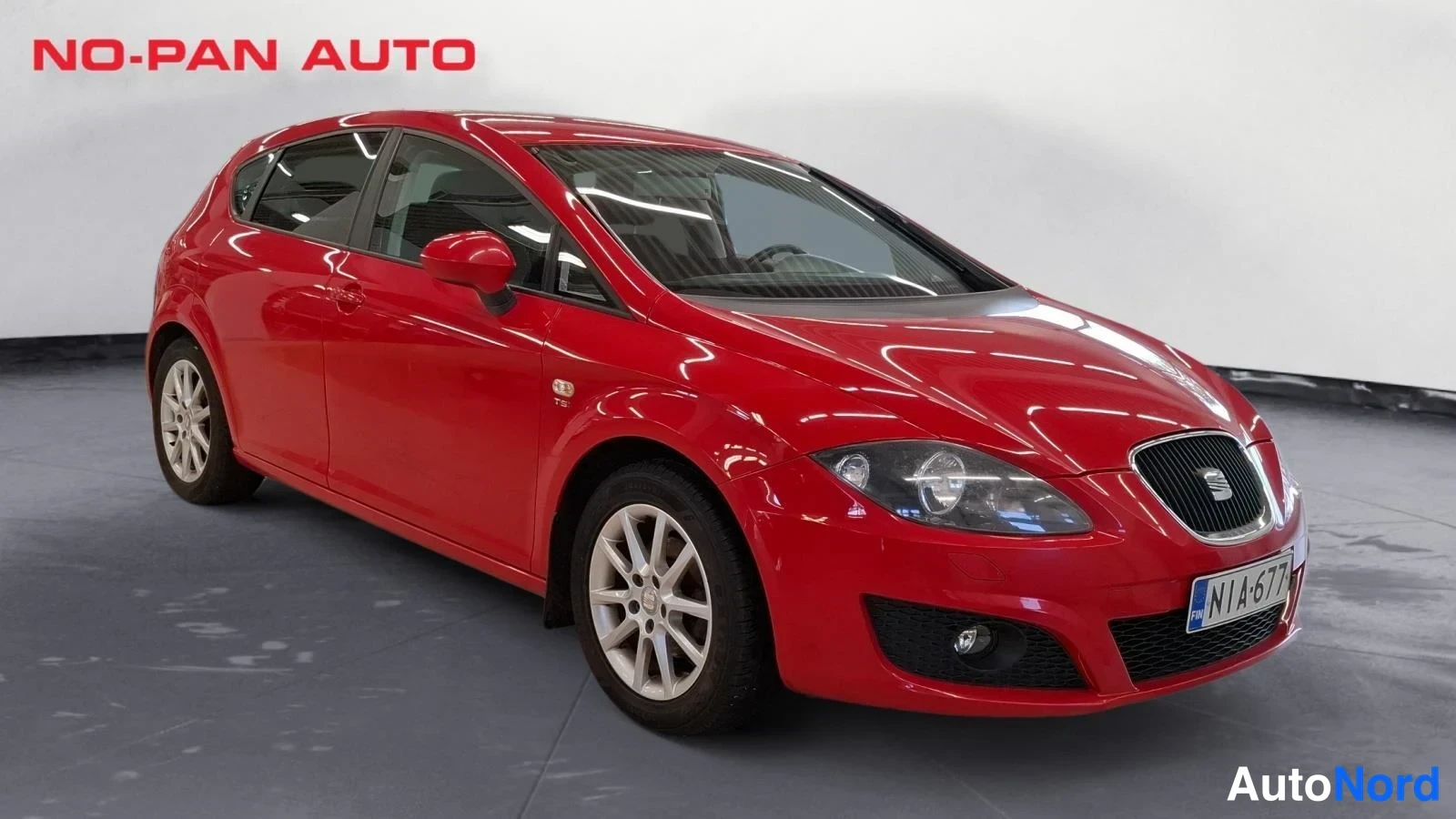 Punainen Seat Leon 2012, etuviisto, keula oikealle, kuva 2