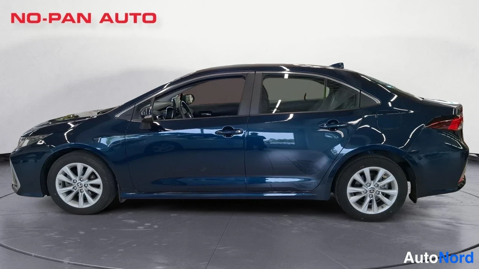 Musta Toyota Corolla 2025, sivulta, kuva 5