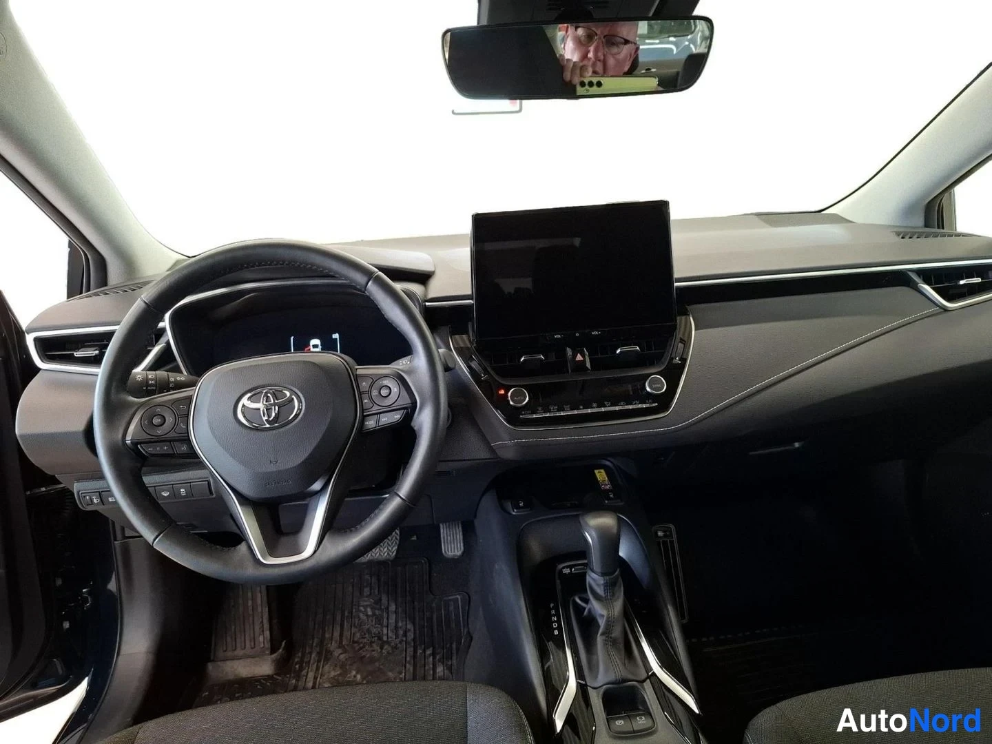Musta Toyota Corolla 2025, kuva 12