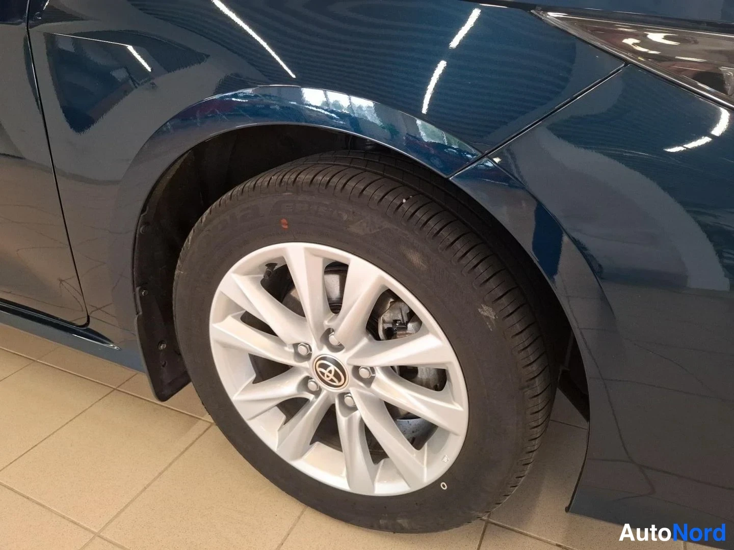 Musta Toyota Corolla 2025, sivulta, kuva 6
