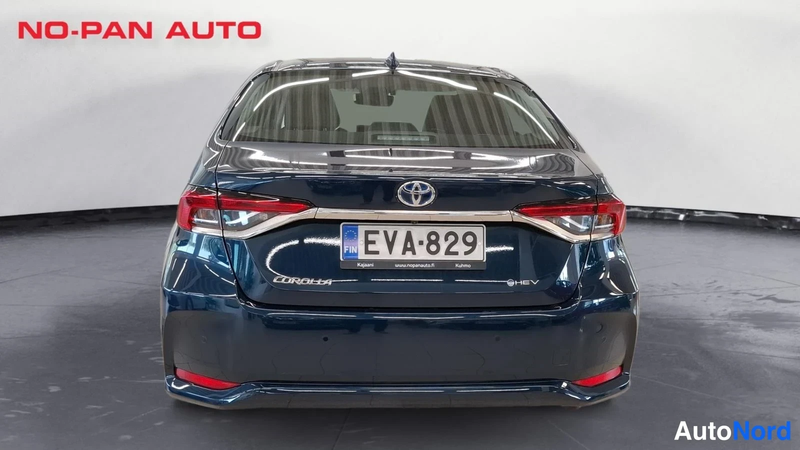 Musta Toyota Corolla 2025, takaa, kuva 9