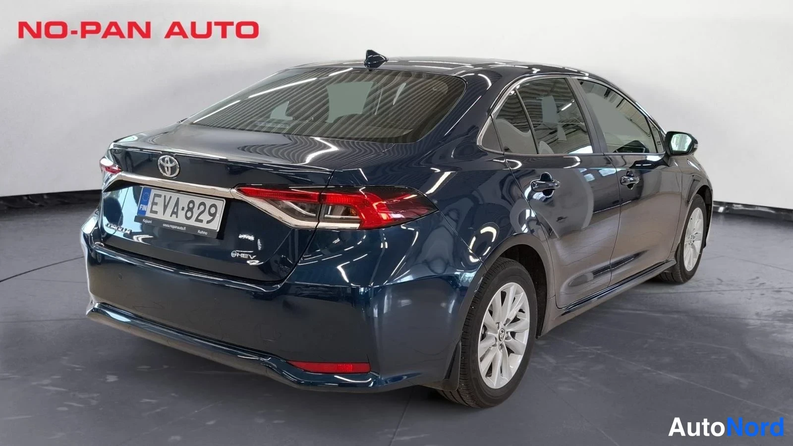 Musta Toyota Corolla 2025, takaviisto, kuva 8