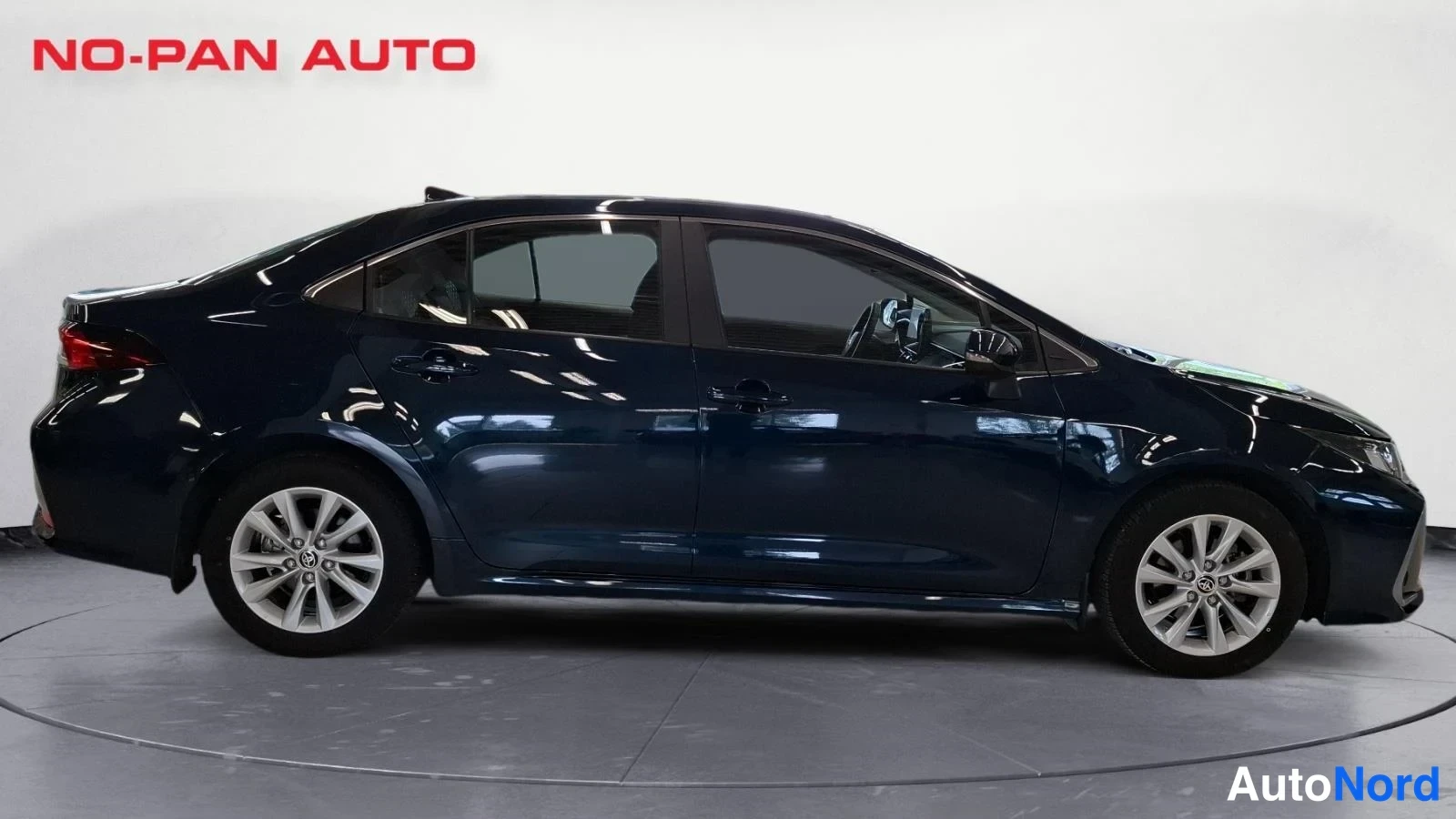 Musta Toyota Corolla 2025, etuviisto, keula oikealle, kuva 3