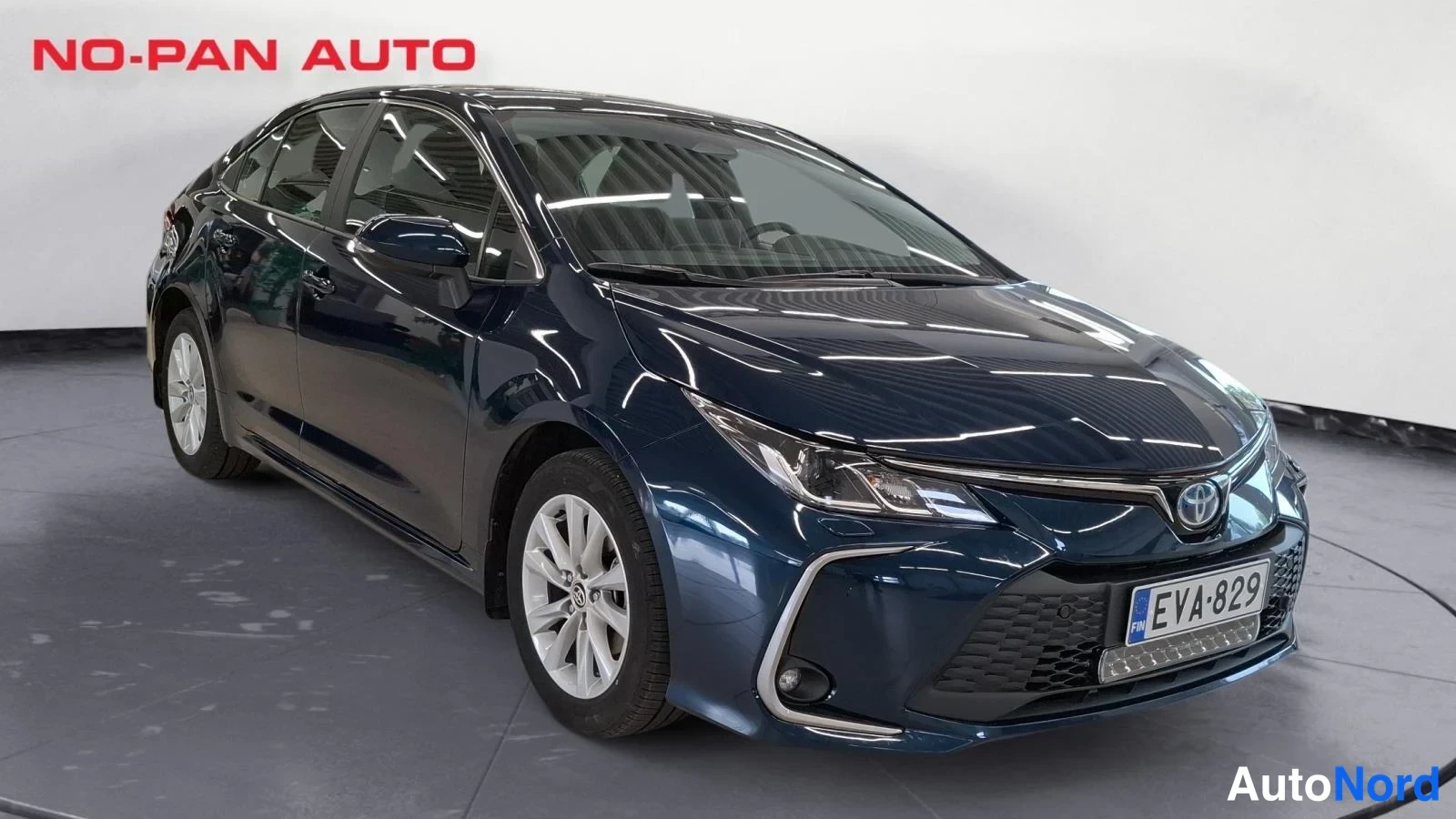 Musta Toyota Corolla 2025, etuviisto, keula oikealle, kuva 2
