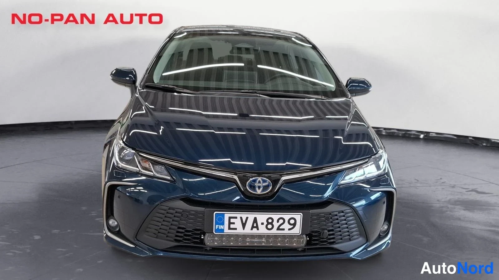 Musta Toyota Corolla 2025, edestä, kuva 4