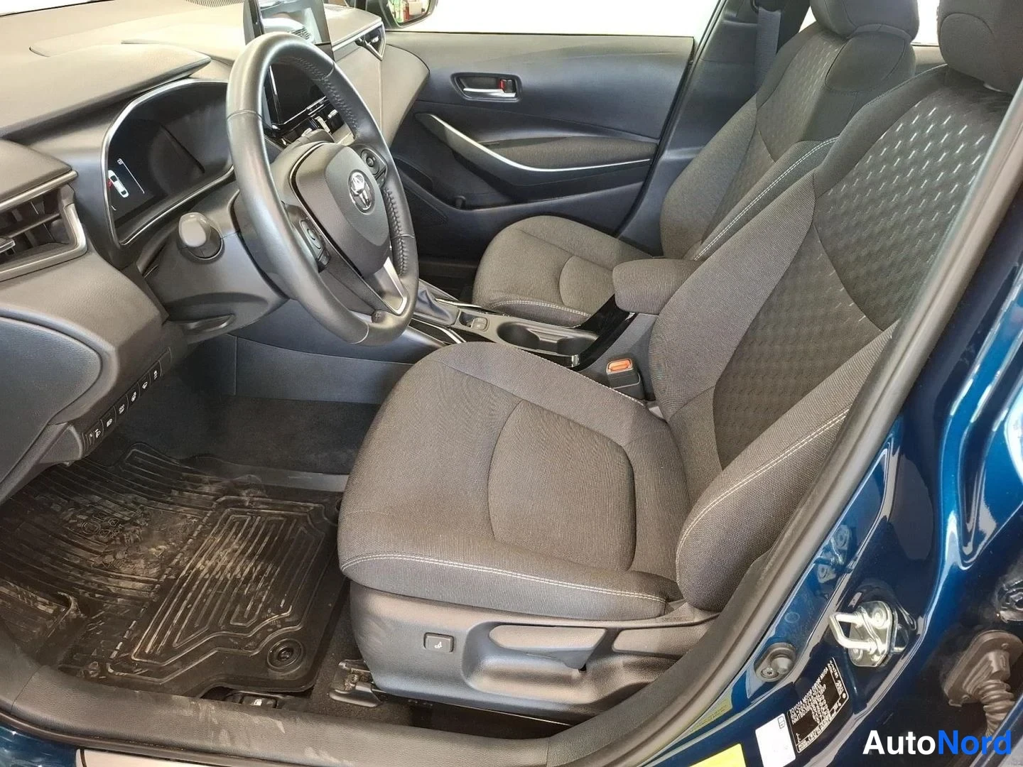 Musta Toyota Corolla 2025, kuva 10