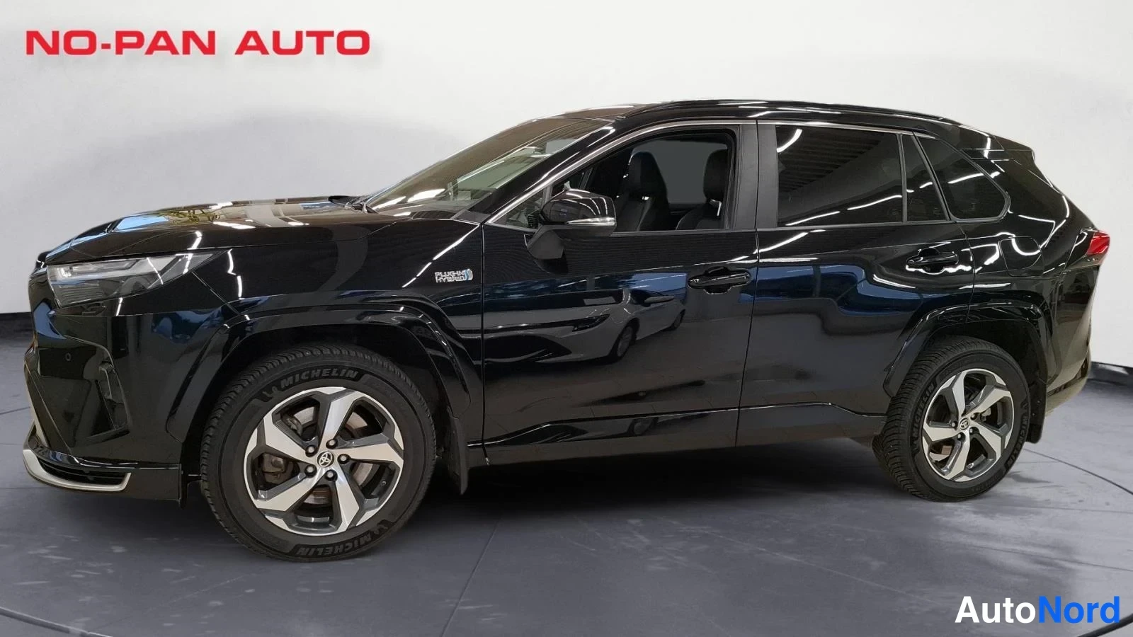 Musta Toyota RAV4 2024, etuviisto, keula vasemmalle, kuva 2