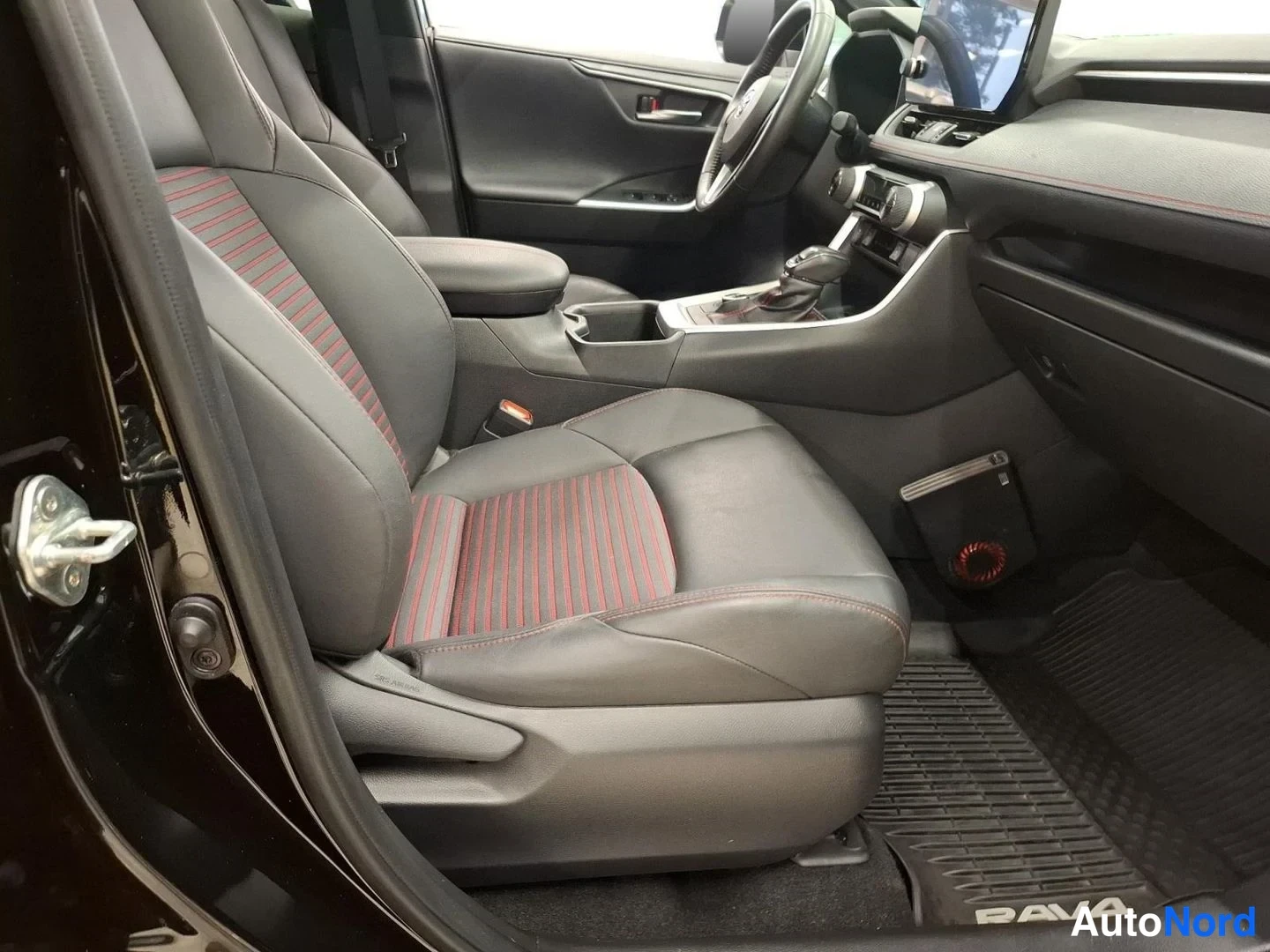Musta Toyota RAV4 2024, kuva 21
