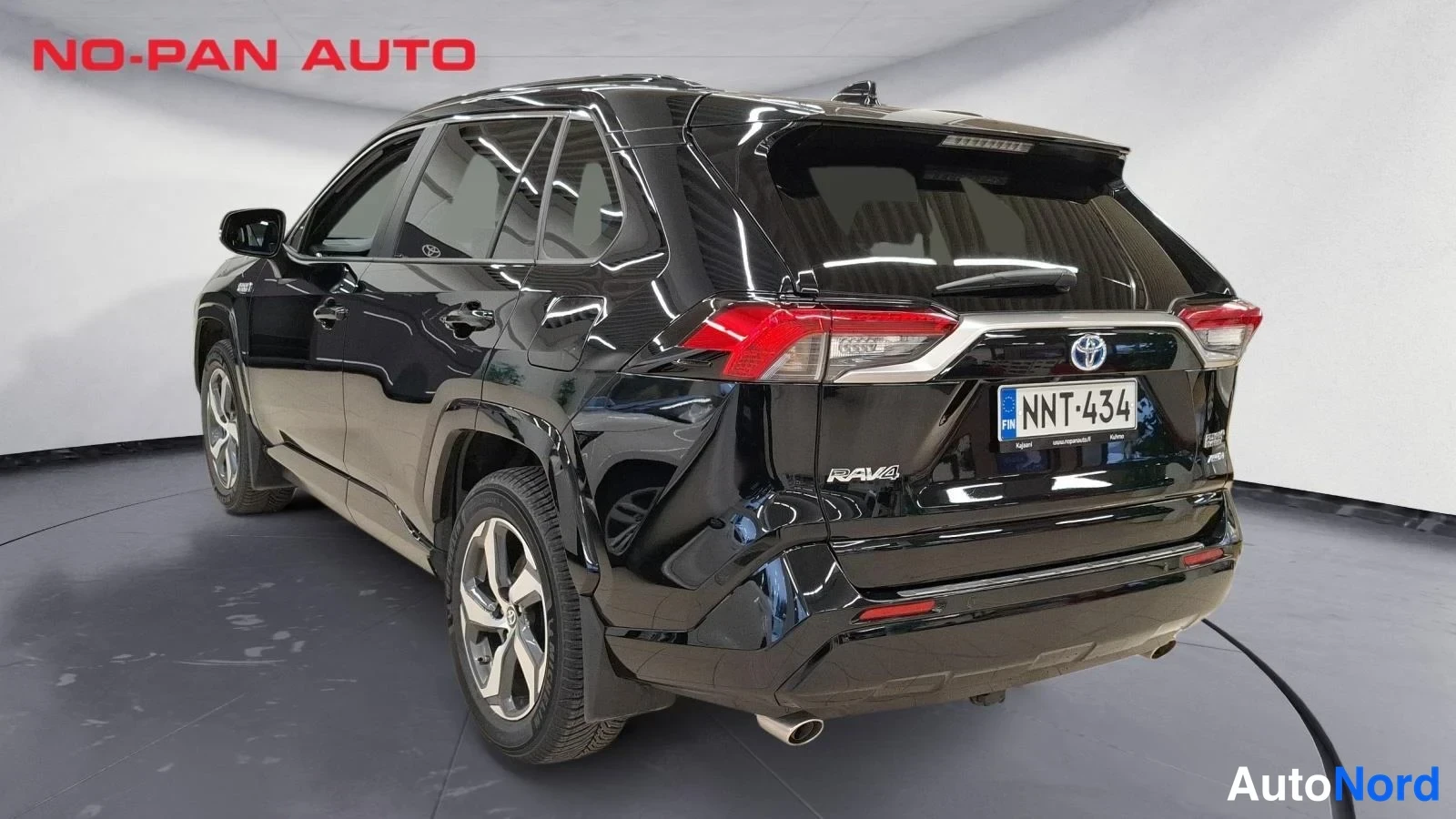 Musta Toyota RAV4 2024, takaviisto, kuva 6