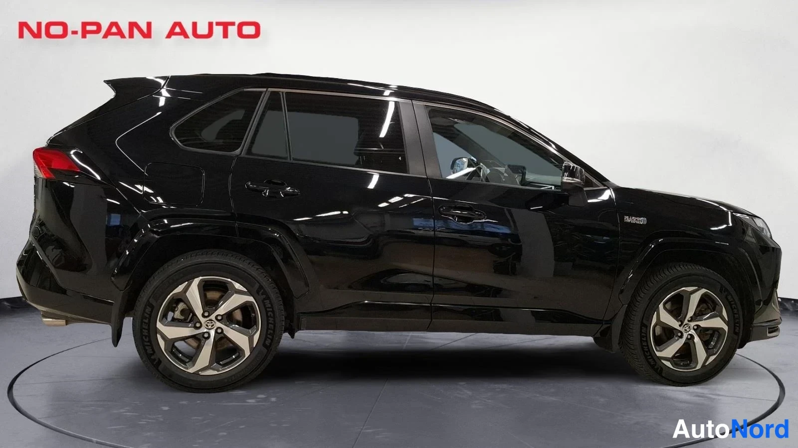 Musta Toyota RAV4 2024, sivulta, kuva 5